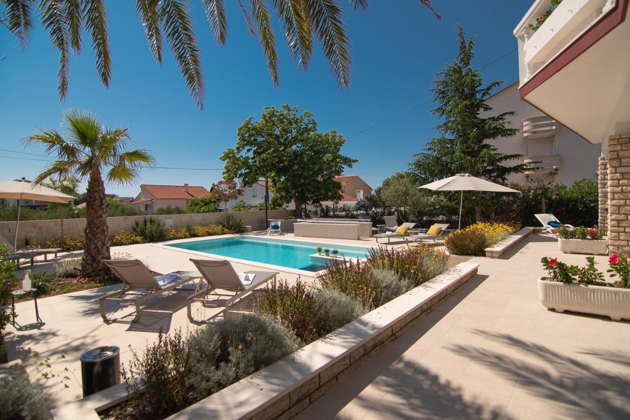 Pool Apartments Galeb Новаля Екстериор снимка