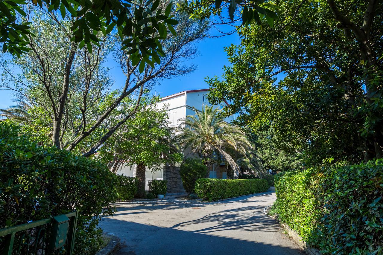 Pool Apartments Galeb Новаля Екстериор снимка