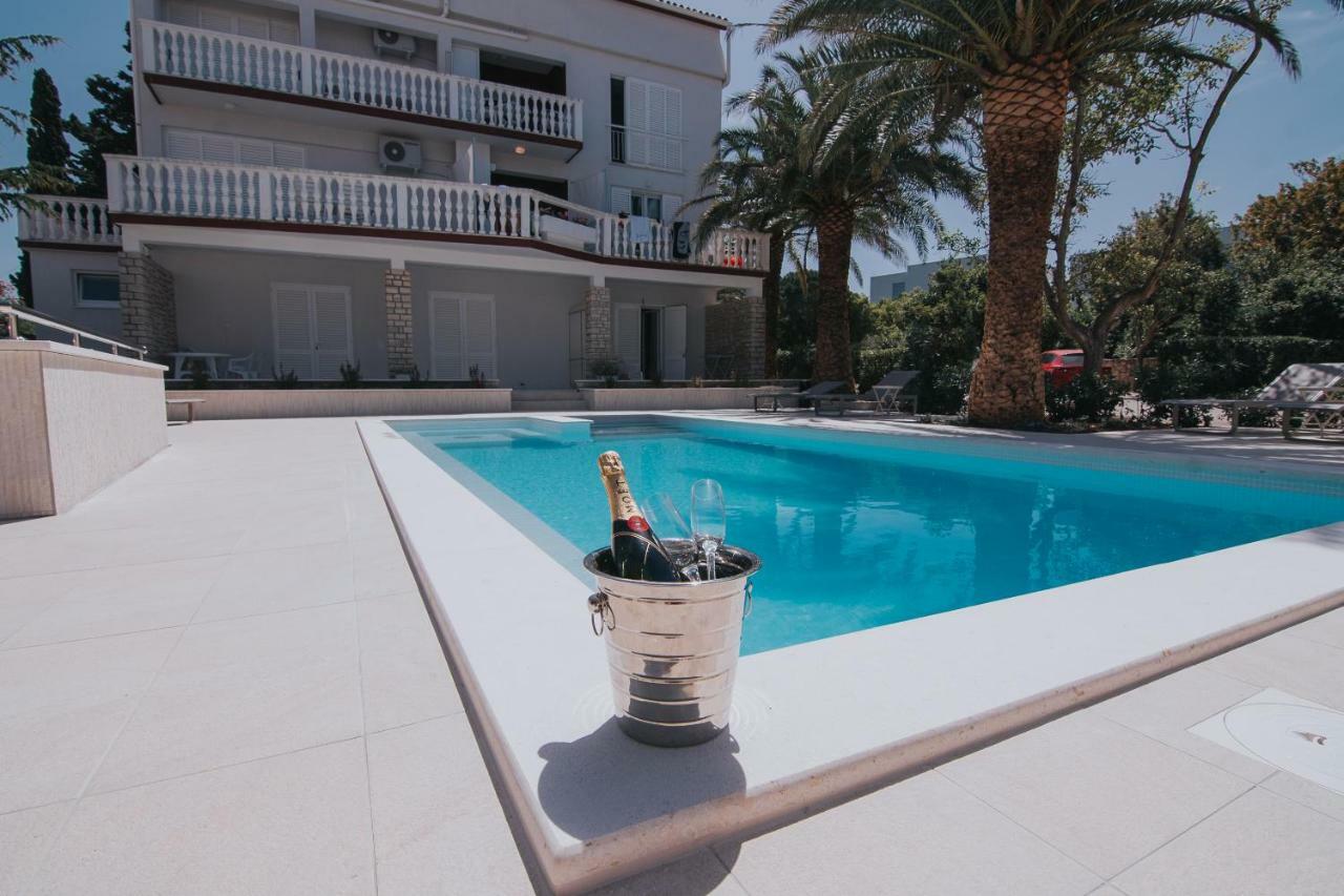 Pool Apartments Galeb Новаля Екстериор снимка